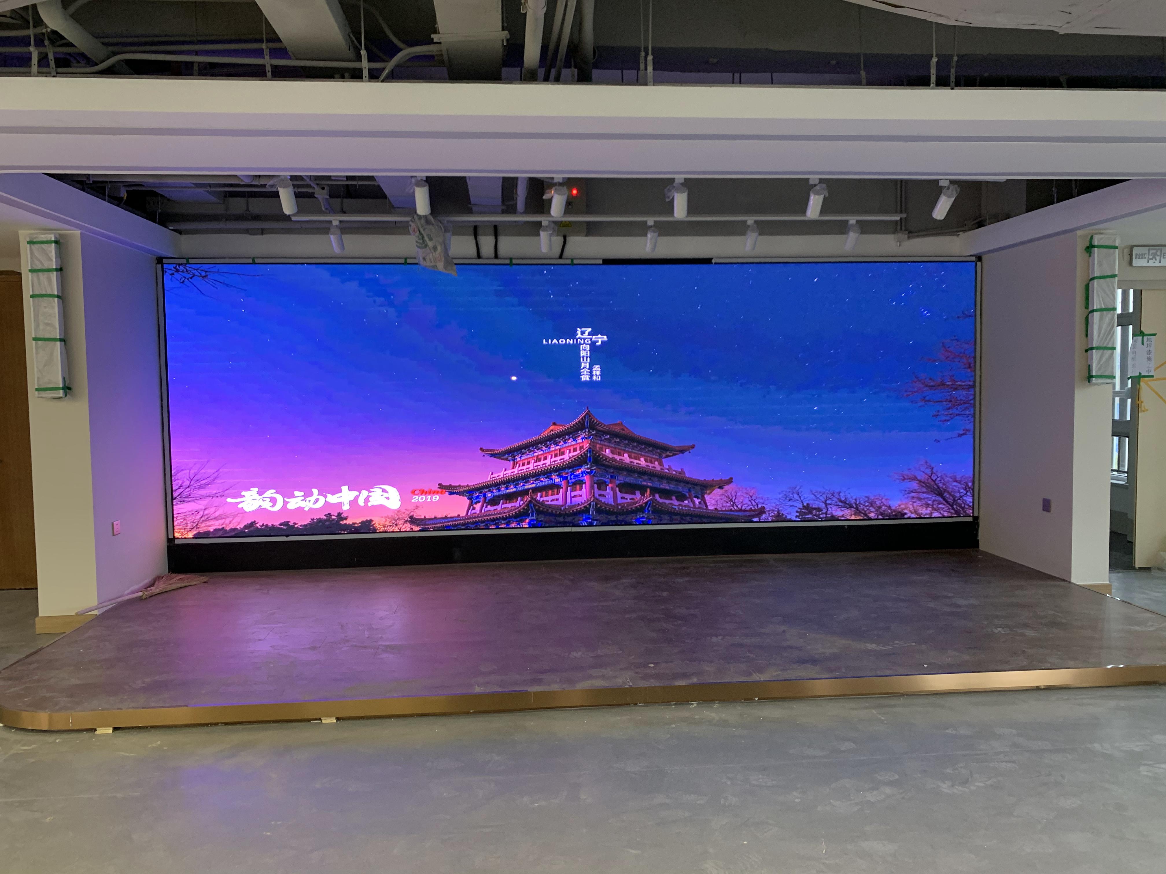 “會議室屏幕掛多高？人體工學高度公式+高管身高適配表”