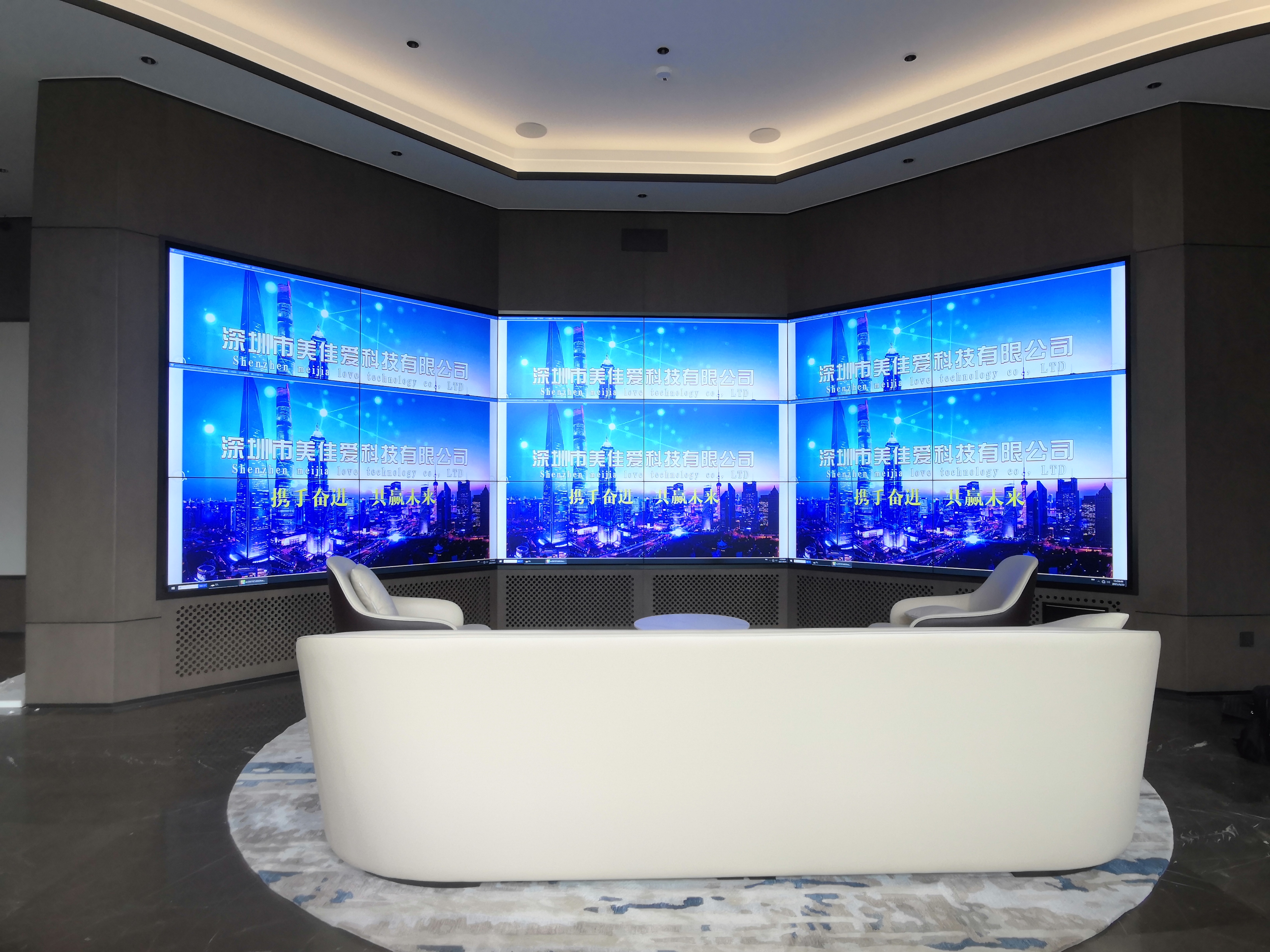 “無線投屏 vs HDMI接線：10人會議切換演示，哪種方式更讓老板崩潰？”